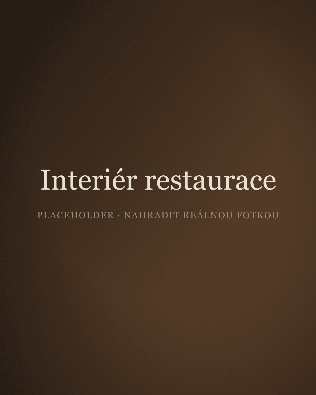 Teplý interiér restaurace s dřevem, kamenem a tlumeným světlem